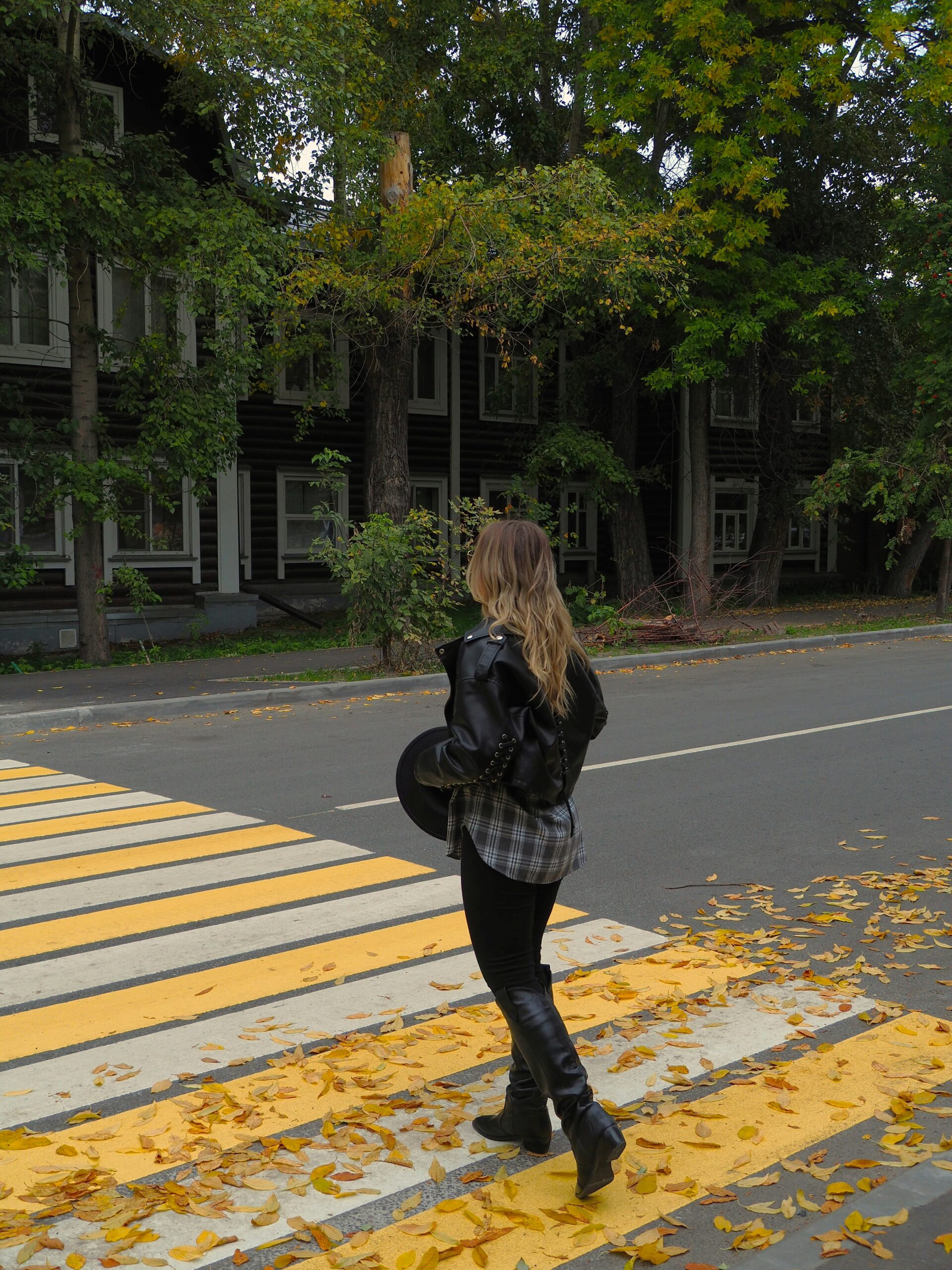 kobieta w stylowym outficie